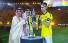 رونالدو يتوج مع النصر ويرفع كأس الدوري في مشهد تاريخي.. فيديو