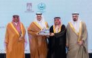 محافظ الأحساء يتسلم مفتاح المدينة العربية المسؤولة اجتماعيا 2026 - sa