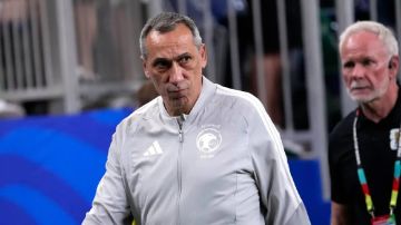 الجماز: دونيس مستمر حتى كأس آسيا 2027 الجماز: دونيس مستمر حتى كأس آسيا 2027