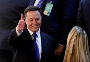 إيلون ماسك يصبح أول تريليونير في العالم إيلون ماسك يصبح أول تريليونير في العالم