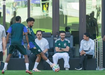 وزير الرياضة يحضر تدريب الأخضر قبل مواجهة أوروغواي