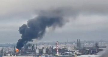اندلاع حريق في مصفاة نفط بموسكو اندلاع حريق في مصفاة نفط بموسكو