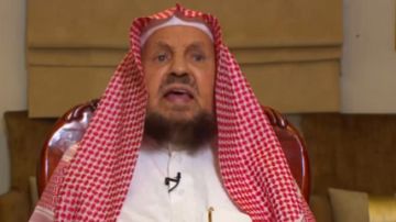 حكم صلاة المغرب خلف إمام يصلي العشاء.. فيديو حكم صلاة المغرب خلف إمام يصلي العشاء.. فيديو