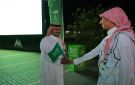  أمانة حائل توزع الأعلام السعودية على زوار الحدائق دعما للمنتخب الوطني .