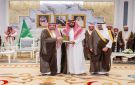 أمير القصيم يكرم محمد العرماني لتبرعه بأعضاء طفله