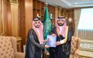 محمد بن عبدالعزيز يتسلم التقرير السنوي لغرفة جازان