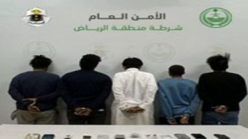 القبض على 5 مواطنين لترويجهم مواد مخدرة القبض على 5 مواطنين لترويجهم مواد مخدرة