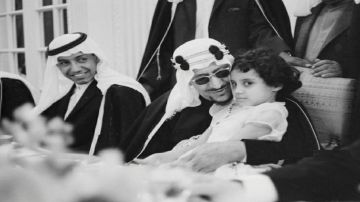 صورة نادرة للملك سعود مع ابنته الأميرة دلال في حفل عشاء