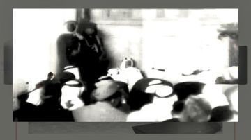 صورة تاريخية للملك سعود يؤم المصلين في مسجد الجامع بالهند