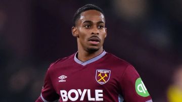 سامرفيل يوقع للهلال سامرفيل يوقع للهلال