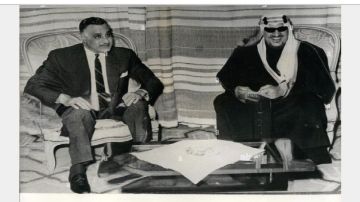 صورة قديمة للملك سعود مع جمال عبدالناصر صورة قديمة للملك سعود مع جمال عبدالناصر