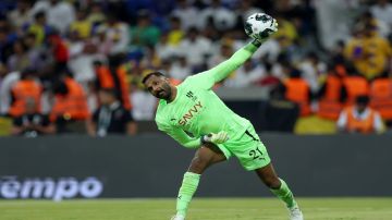 العويس هلاليا لمدة عامين العويس هلاليا لمدة عامين