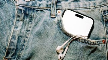 6 أماكن شائعة لوضع الهاتف تحمل مخاطر صحية 6 أماكن شائعة لوضع الهاتف تحمل مخاطر صحية