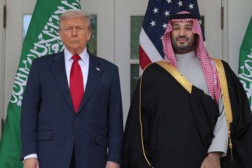 ولي العهد وترمب يؤكدان أهمية أمن الملاحة ودعم تحقيق الاستقرار.. تحركات دبلوماسية لإحياء المفاوضات الأمريكية الإيرانية ولي العهد وترمب يؤكدان أهمية أمن الملاحة ودعم تحقيق الاستقرار.. تحركات دبلوماسية لإحياء المفاوضات الأمريكية الإيرانية