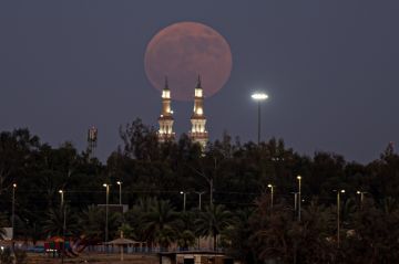 بدر شهر صفر يزين سماء الحدود الشمالية بدر شهر صفر يزين سماء الحدود الشمالية