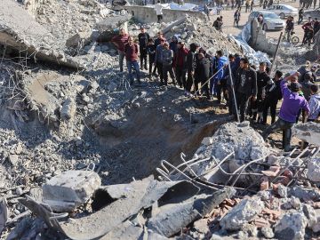 استشهاد ثلاثة فلسطينيين بقصف وسط غزة استشهاد ثلاثة فلسطينيين بقصف وسط غزة