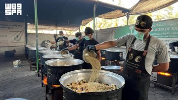 المملكة توزع (25,000) وجبة غذائية ساخنة في غزة المملكة توزع (25,000) وجبة غذائية ساخنة في غزة