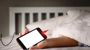 مخاطر قد تحدث عند شحن الهاتف على السرير مخاطر قد تحدث عند شحن الهاتف على السرير