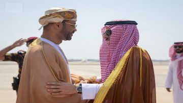 وزير الخارجية يصل إلى سلطنة عمان