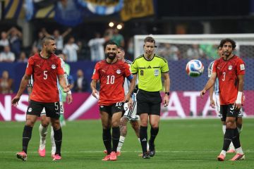  ظلم تحكيميا .. أمير سعودي يعلق على إقصاء منتخب مصر من كأس العالم