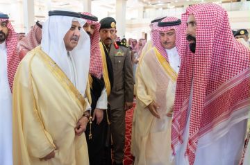 أمير تبوك ونائبه يؤديان صلاة الميت على الشيخ جزاع بن كريم العطيات أمير تبوك ونائبه يؤديان صلاة الميت على الشيخ جزاع بن كريم العطيات