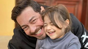 أحمد زاهر يكشف تفاصيل إصابة ابنته بالغدة الدرقية أحمد زاهر يكشف تفاصيل إصابة ابنته بالغدة الدرقية