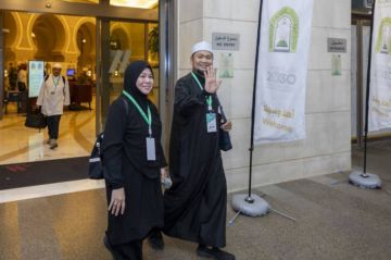 الدفعة الأولى من ضيوف برنامج خادم الحرمين للعمرة تعود لبلدانها الدفعة الأولى من ضيوف برنامج خادم الحرمين للعمرة تعود لبلدانها