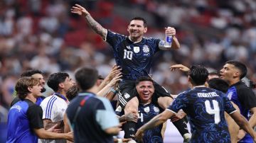 الاتحاد الأرجنتيني يوقف النشاط الكروي يومين احتفاء بعودة المنتخب الاتحاد الأرجنتيني يوقف النشاط الكروي يومين احتفاء بعودة المنتخب