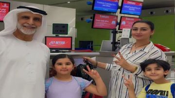 الفنانة هيفاء حسين برفقة عائلتها في المطار الفنانة هيفاء حسين برفقة عائلتها في المطار