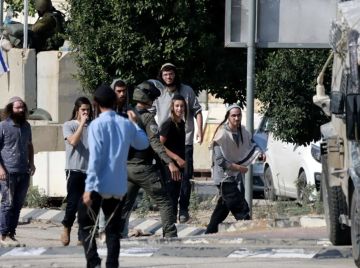 مستوطنون يقتحمون المسجد الأقصى بحماية قوات الاحتلال الإسرائيلي مستوطنون يقتحمون المسجد الأقصى بحماية قوات الاحتلال الإسرائيلي