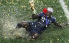ميندي يبيع نسخته من كأس عالم 2018 في مزاد