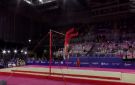 سقوط مروع للاعب الجمباز غابرييل لانغتون على رأسه.. فيديو