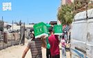المملكة توزع (706) سلال غذائية لدعم الأمن الغذائي في قطاع غزة