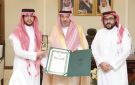 أمير نجران يسلم مواطنا وسام الملك عبدالعزيز لتبرعه بنسبة من كبده لوالد والدته