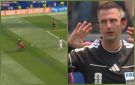 الحكم مايكل أوليفر يفسد هجمة إسبانيا بعد اصطدامه بأولمو.. فيديو - sa