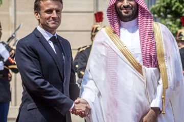 ولي العهد والرئيس الفرنسي يبحثان توسيع التعاون بمختلف المجالات.. السعودية وفرنسا.. تحالف إستراتيجي يعزز الشراكة التاريخية ولي العهد والرئيس الفرنسي يبحثان توسيع التعاون بمختلف المجالات.. السعودية وفرنسا.. تحالف إستراتيجي يعزز الشراكة التاريخية