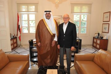 السفير الدوسري يلتقي رئيس الوزراء اللبناني السابق السفير الدوسري يلتقي رئيس الوزراء اللبناني السابق