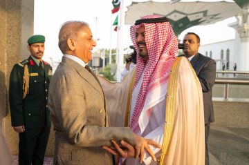 رئيس وزراء باكستان يصل إلى جدة رئيس وزراء باكستان يصل إلى جدة