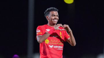 مصعب الجوير يحتفل بمباراته الـ100 في روشن