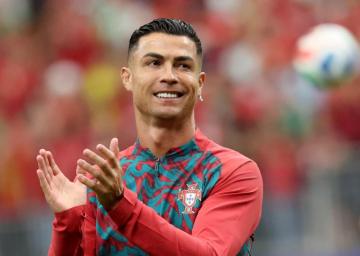 باريس سان جيرمان يعلن التعاقد مع فيران توريس