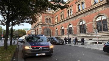 سرقة قلادة ألماس لملكة مصر السابقة نازلي من متحف فيينا .. فيديو سرقة قلادة ألماس لملكة مصر السابقة نازلي من متحف فيينا .. فيديو