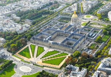 الزي السعودي التقليدي يخطف الأنظار في Grand Palais خلال زيارة ولي العهد الزي السعودي التقليدي يخطف الأنظار في Grand Palais خلال زيارة ولي العهد