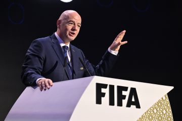 إنفانتينو يمازح أحد الصحفيين بعد سؤال حول خيانته ثقة الفيفا إنفانتينو يمازح أحد الصحفيين بعد سؤال حول خيانته ثقة الفيفا