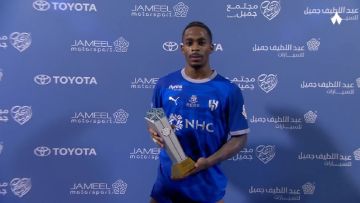 سامرفيل يتوج بجائزة رجل مباراة الهلال والخليج .. فيديو سامرفيل يتوج بجائزة رجل مباراة الهلال والخليج .. فيديو