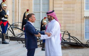 ولي العهد السعودي يصل الإليزيه ويبدأ مباحثات مع الرئيس الفرنسي ولي العهد السعودي يصل الإليزيه ويبدأ مباحثات مع الرئيس الفرنسي