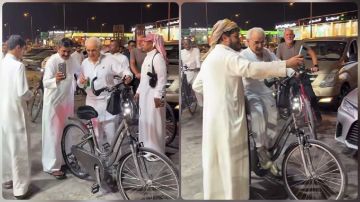 الأمير الوليد يلفت الأنظار بجولة عفوية على دراجته بالرياض.. فيديو الأمير الوليد يلفت الأنظار بجولة عفوية على دراجته بالرياض.. فيديو