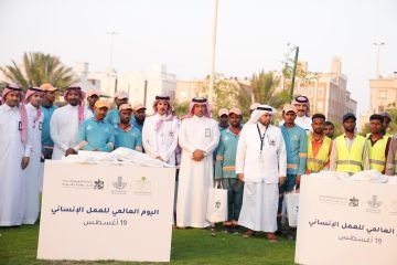 تكريم 150 عامل نظافة في الدمام احتفاء باليوم العالمي للعمل الإنساني تكريم 150 عامل نظافة في الدمام احتفاء باليوم العالمي للعمل الإنساني