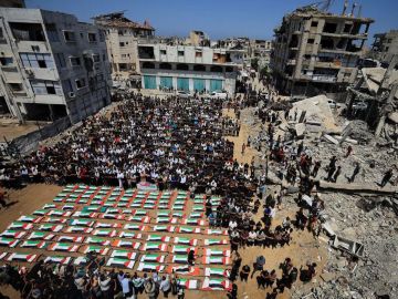 انتشال جثامين 8 شهداء فلسطينيين من تحت أنقاض منزل في مدينة غزة انتشال جثامين 8 شهداء فلسطينيين من تحت أنقاض منزل في مدينة غزة