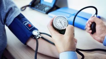خطأ شائع يرتكبه البعض عند قياس الضغط خطأ شائع يرتكبه البعض عند قياس الضغط