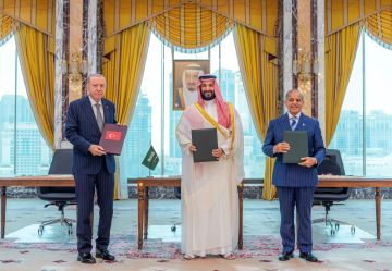 رئيس وزراء باكستان: اتفاقية مكة تاريخية وستكون درعا للسلام لأجيال قادمة رئيس وزراء باكستان: اتفاقية مكة تاريخية وستكون درعا للسلام لأجيال قادمة